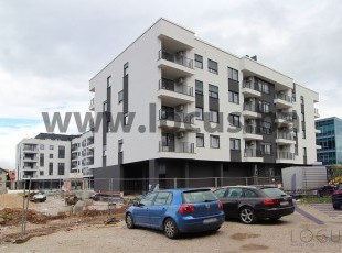 NOVOGRADNJA DOBRINJA! Trosoban stan sa terasom površine 120,9m2 na prizemlju novog stambenog objekta u ul. Braće Mulić. Cijena 3.900 KM/m2 sa PDV-om!