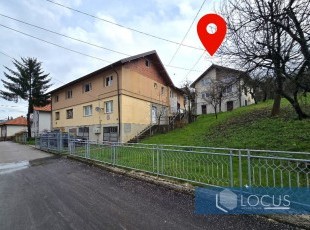Trospratna kuća bruto kvadrature 200m2 i dvorište na parceli površine 290m2 u blizini glavne saobraćajnice u samom početku naselja Švrakino, Novi Grad