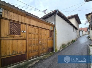 Uknjižena kuća u izvornom stanju na parceli uknjižene površine 324m2 na izuzetno atraktivnoj lokaciji u ulici Golobrdica, naselje Logavina, Stari Grad