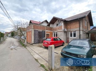 Useljiva kuća, spratnosti P+Pt i dvorište na parceli 338m2 u blizini svih urbanih sadržaja i centra naselja Otes, Ilidža