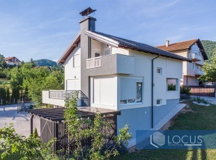Kvalitetno građena, uknjižena kuća novje gradnje, bruto površine 260m2 na prostranoj i osunčanoj parceli površine 968m2 u početku naselja Blagovac, Vogošča