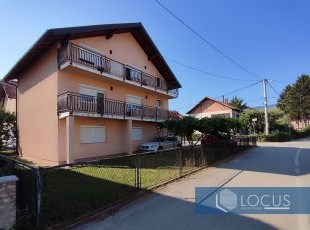 Useljiva kuća sa dvorištem na parceli površine 370m2 u mirnom okruženju na izuzuetno atraktivnoj lokaciji u blizini benzijske pumpe u naselju Otes, Ilidža
