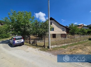 Uknjižena kuća na izuzetno pristupačnoj lokaciji sa odličnim širokim pristupom na ravnoj i osunčanoj parceli u samom početku naselja Buća Potok, Novi Grad