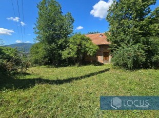 Vikendica na parceli uknjižene površine 910 m²u mirnom okruženju sa obiljem zelenila i udaljena samo 7-8 minuta od centra Hadžića, naselje Ušivak, Hadžići