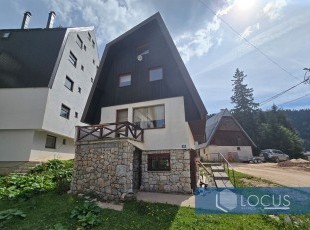 Cottage with two residential units in a prime location, ideal for a vacation or investment, a few steps from the ski slopes, Obućina Bare, Jahorina