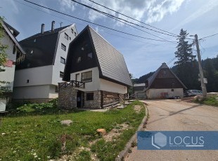 Vikendica sa dvije stambene jedinice na vrhunskoj lokaciji, idealna za odmor ili investiciju, udaljena nekoliko koraka od ski staze, Obućina bare, Jahorina
