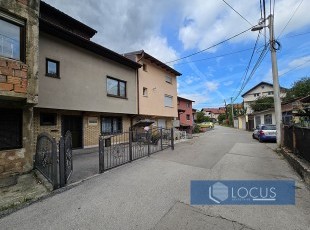 Move-in ready townhouse with good access and an open view of the city, consisting of basement, ground floor, first floor, and attic, on a plot of 142m2 located on Reisa Fehima Spahića Street, Pofalići neighborhood, Novo Sarajevo municipality.