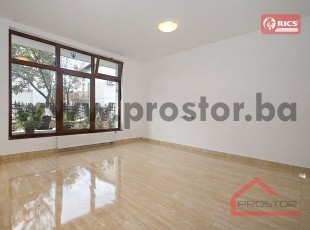 Semi-furnished three-bedroom apartment in a private house with a garden and private parking space