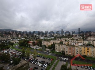 Funkcionalan dvosoban stan sa balkonom i panoramskim pogledom na grad, naselje Alipašino polje C faza