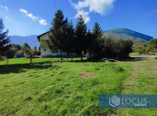 Građevinsko zemljište površine 9.774m2 sa pristupom na rijeku Bosnu na izuzetnoj lokaciji, smješteno u blizini Rimskog mosta i samog centra Ilidže