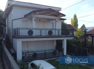 Well-built, registered house of newer construction, with a layout of basement + ground floor + 1 floor + attic on an accessible and sunlit plot of 345m2 at the beginning of Urijan Dedina Street, Soukbunar neighborhood, Centar Municipality