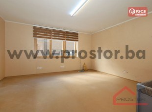 Manji poslovni prostor u blizini Katedrale na prvom spratu sa privatnim parking mjestom