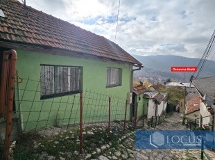 Ready-to-move-in and furnished house with 1 floor and 1 bathroom on a plot of 106m2, located near the elementary school and other amenities in the Vratnik settlement, Stari Grad
