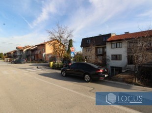 Three-storey terraced house in original condition, gross area 300m2, located in an extremely attractive and accessible location, village Sokolović Kolonija, Ilidža