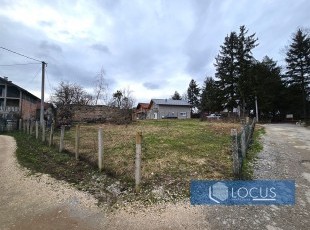 Zemljište na pristupačnoj lokaciji, uknjižene površine 608m2 udaljeno svega 5-6 min od Mostarskog raskršća, u naselju Miševići, Opština Hadžići