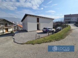 A habitable house with a spacious yard and an open view on a plot of 318m2, located near the elementary school in the Aneks settlement, Novi Grad