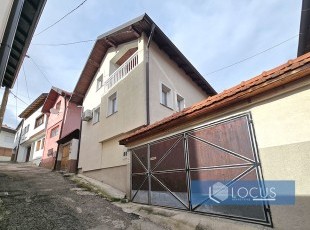 Quality built, immediately move-in house with ground floor + first floor + attic with a yard in Ticina Street, Mihrivode neighborhood, Stari Grad Municipality