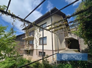 Two houses with a spacious yard on a registered plot of 1,091m², located in an accessible location at the very beginning of Pofalići, Novo Sarajevo
