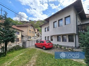 A house with a beautifully decorated and spacious yard on a plot of 469m2, only 4 minutes from the city center, at the beginning of the Bistrik settlement, Stari Grad