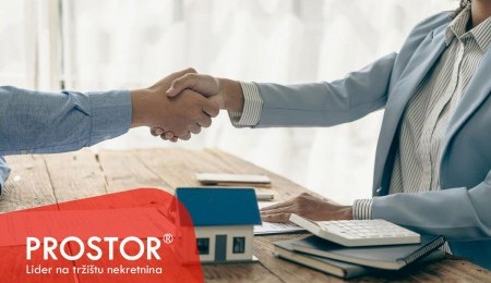 Zašto se neki stanovi prodaju čim uđu na tržište? Psihološki okidači koji ubrzavaju odluku kupaca.